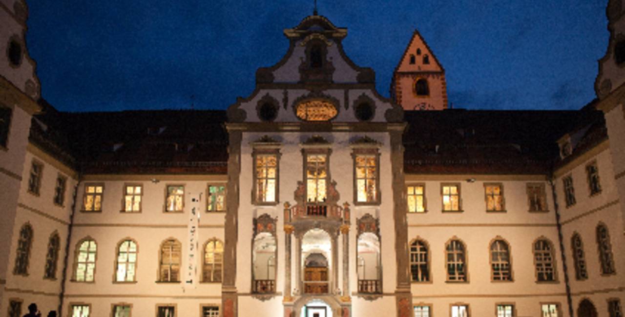 Blick in den Innenhof des Kloster St. Mangs bei Abendstimmung in der romantischen Füssener Altstadt.