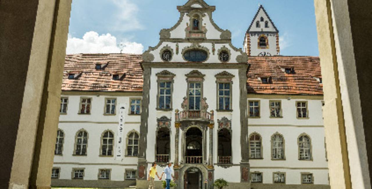 Blick auf den Innenhof des Kloster St. Mang in der romantischen Füssener Altstadt.
