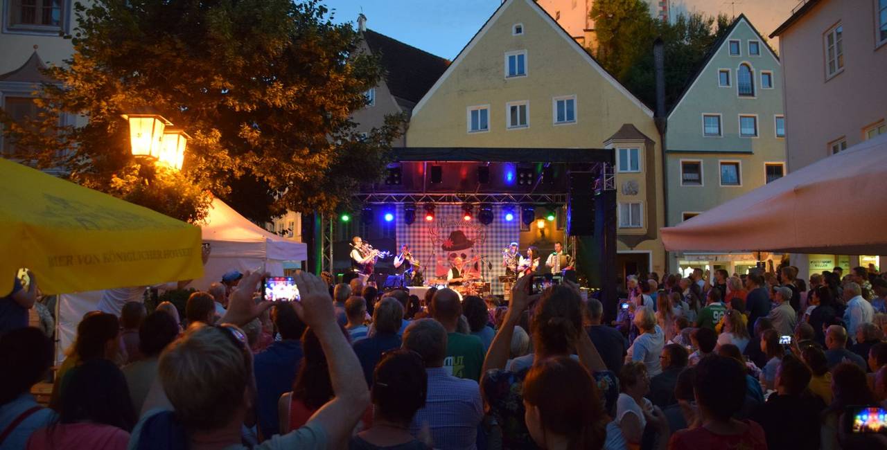 Von Bairisch bis Salsa! Die ganze Altstadt wird zur Open-Air-Festmeile beim Füssener Stadtfest im August.