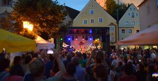 Von Bairisch bis Salsa! Die ganze Altstadt wird zur Open-Air-Festmeile beim Füssener Stadtfest im August.