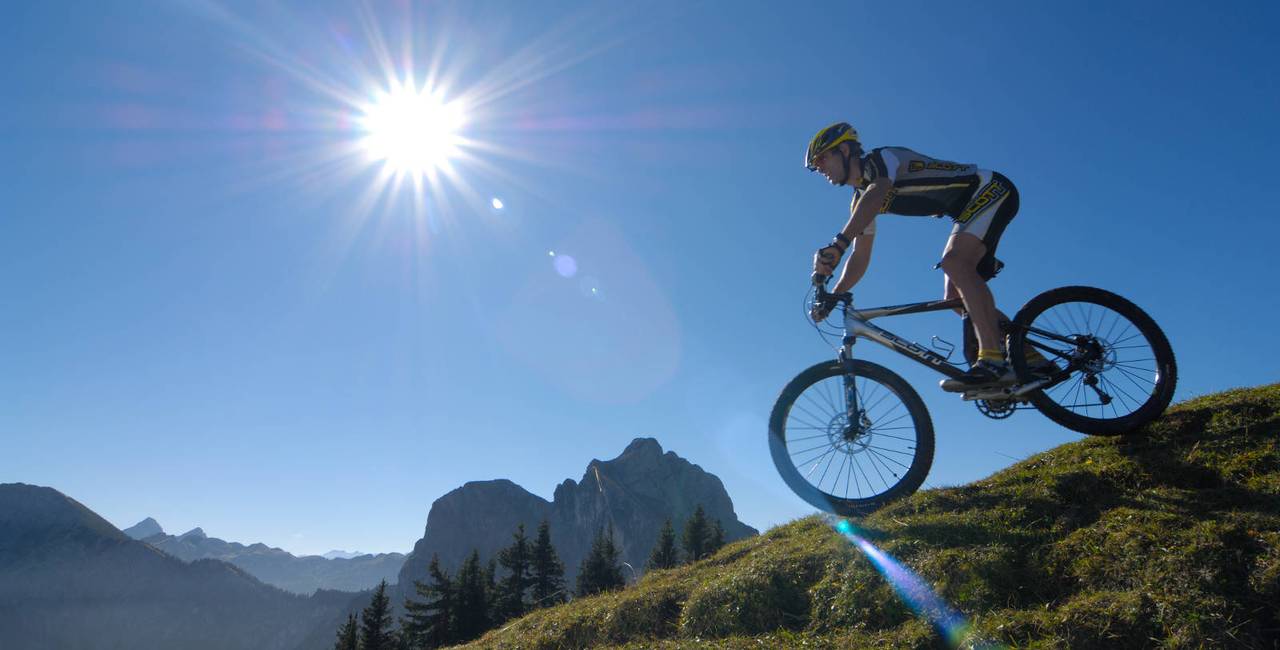 Mountainbike-Tour am Breitenberg bei strahlend blauem Himmel