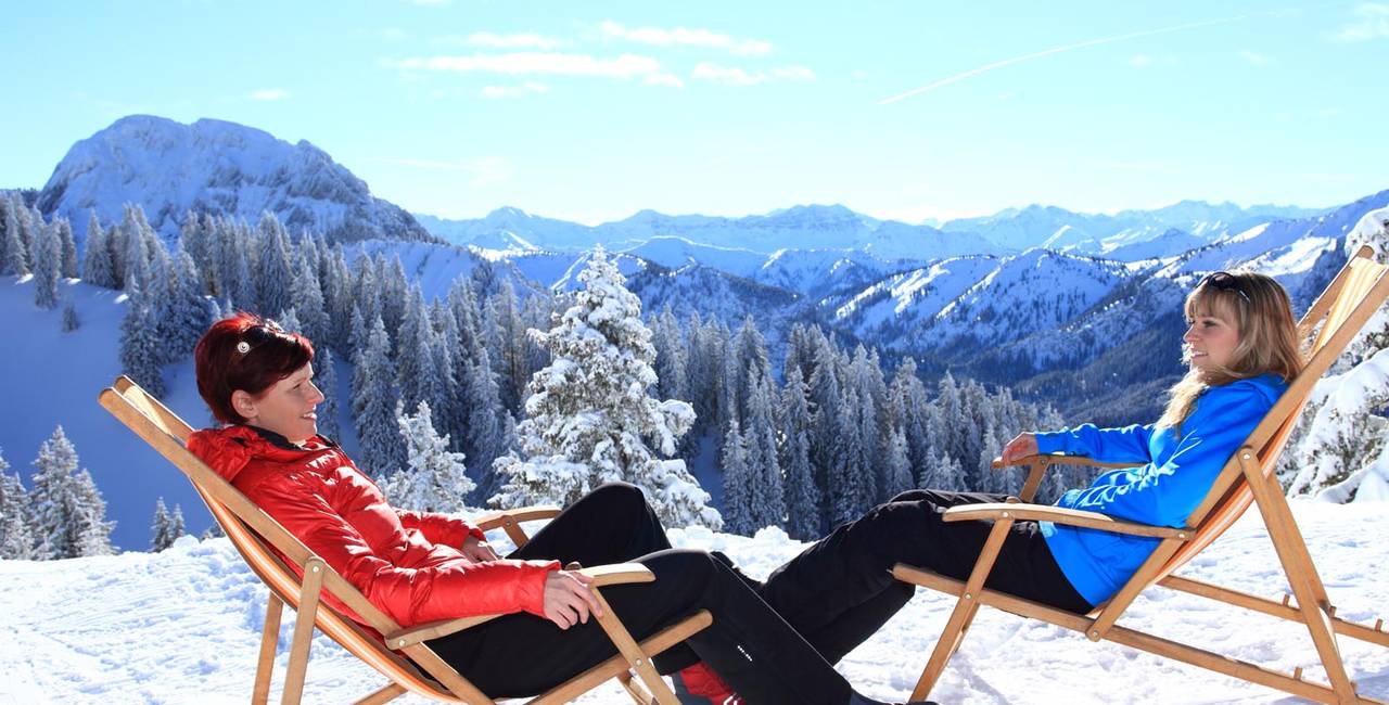 Der beste Platz unter der Wintersonne im Allgäu ist der gemütliche Liegestuhl.